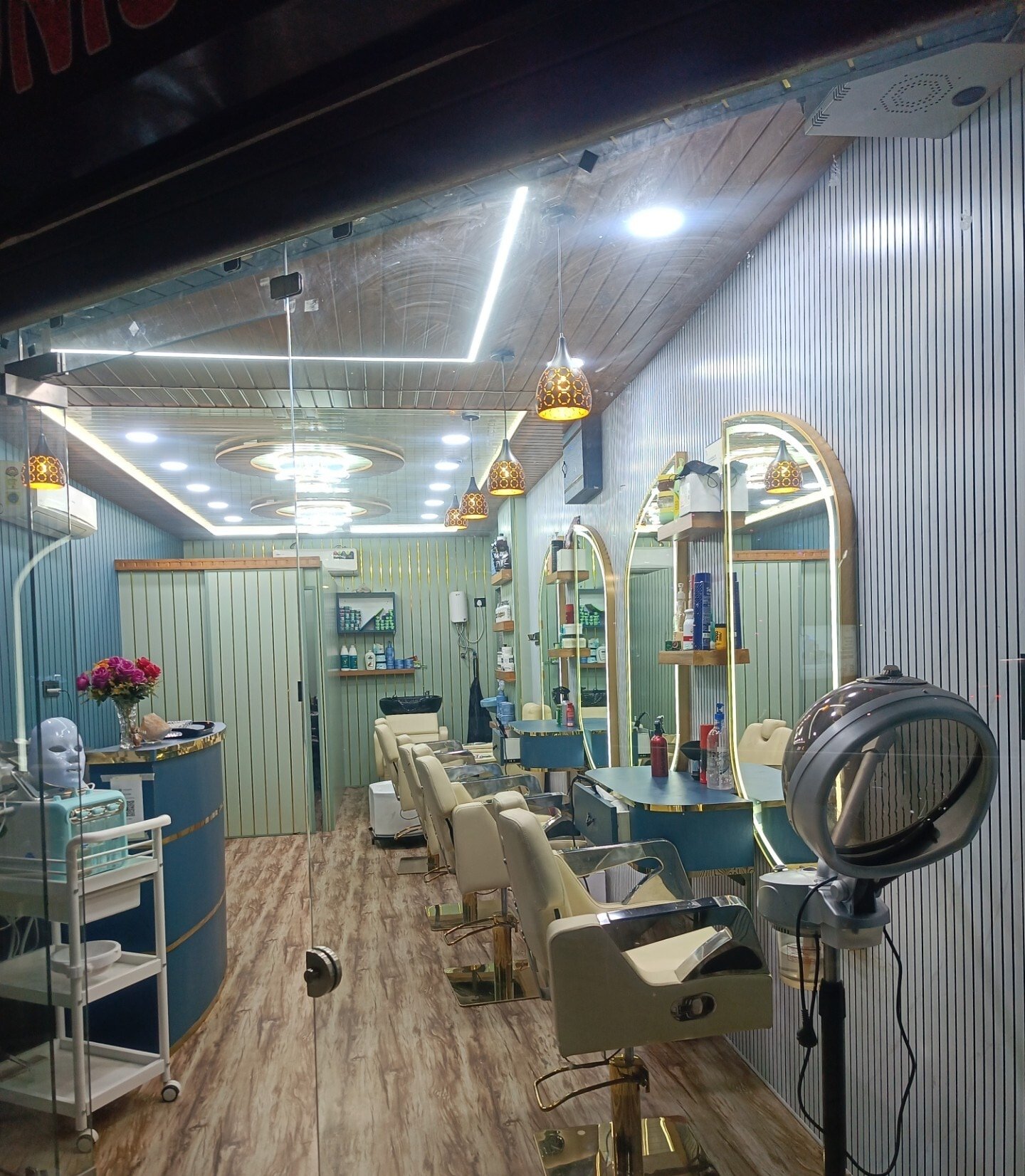 Top Most Unisex Studio Family Salon