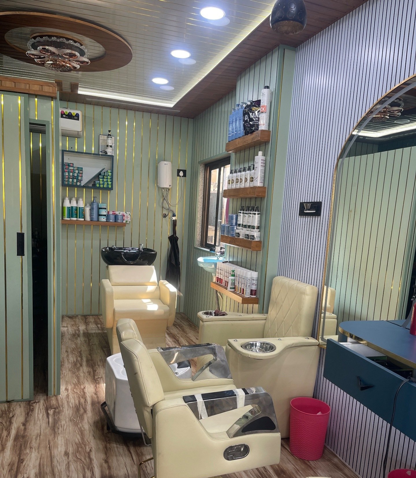 Top Most Unisex Studio Family Salon