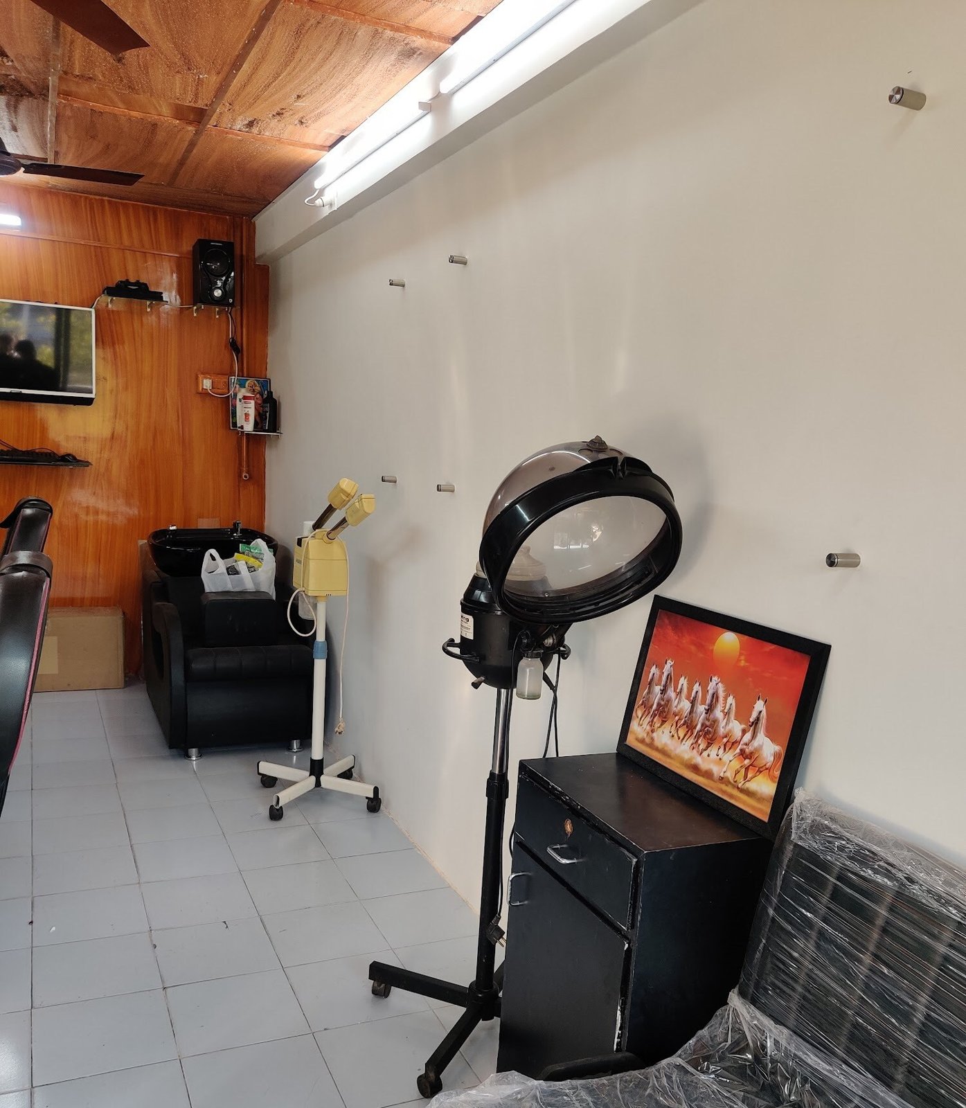 Western Hair Saloon & Tatoos
