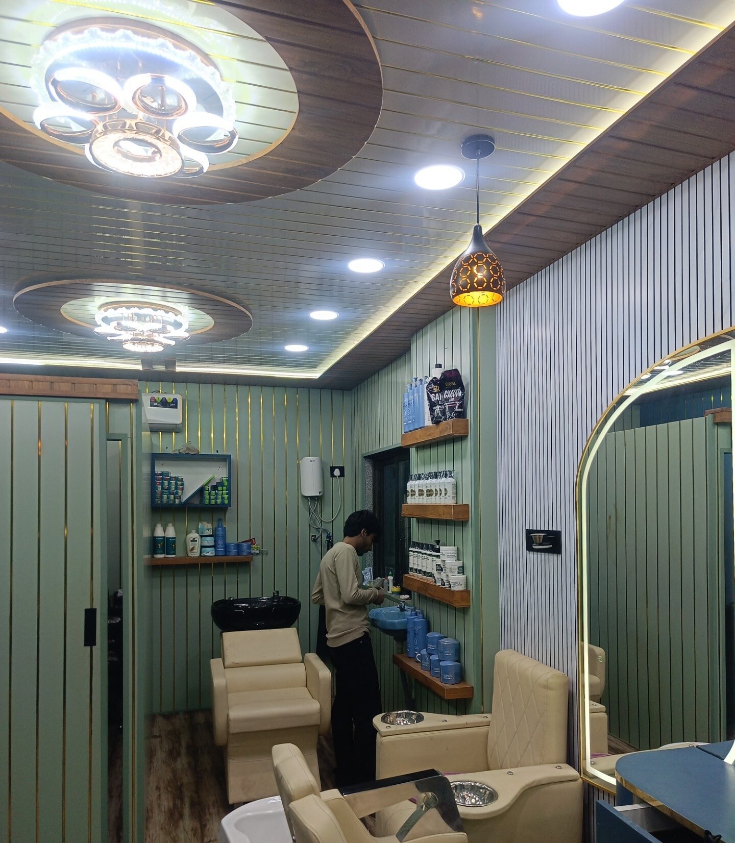 Top Most Unisex Studio Family Salon