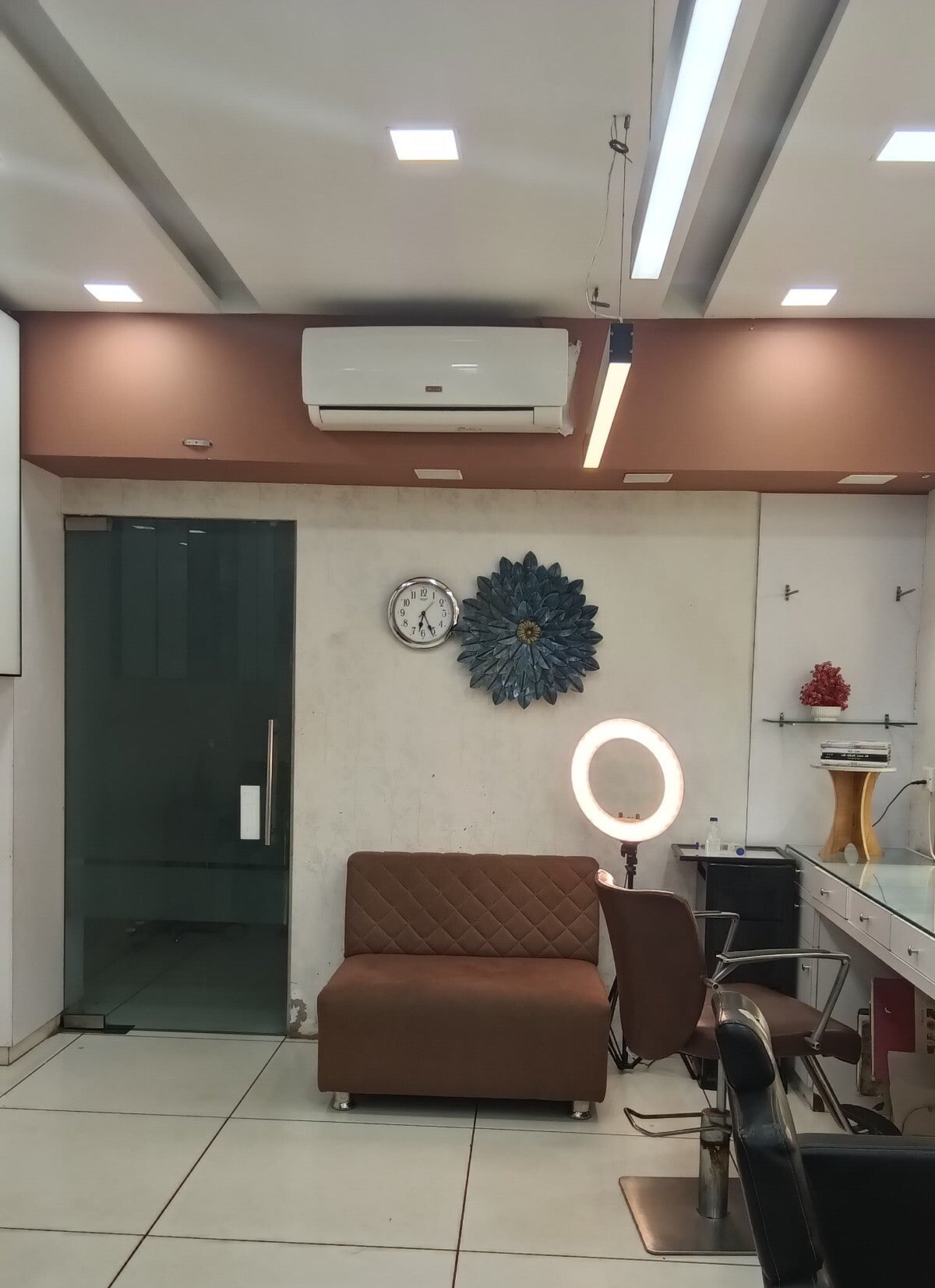 The Blackk Studio Unisex Saloon