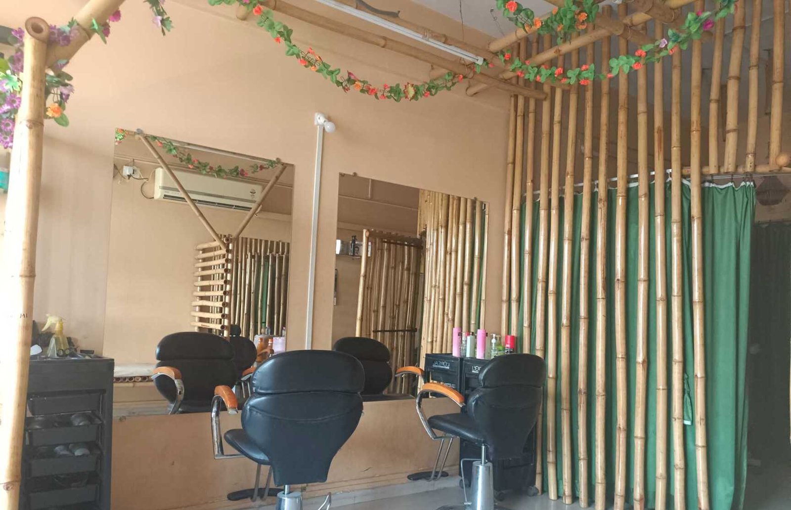Blunt Unisex Salon