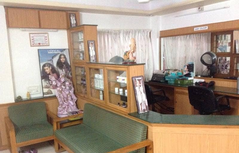 Simran Beauty Parlour And Beauty School