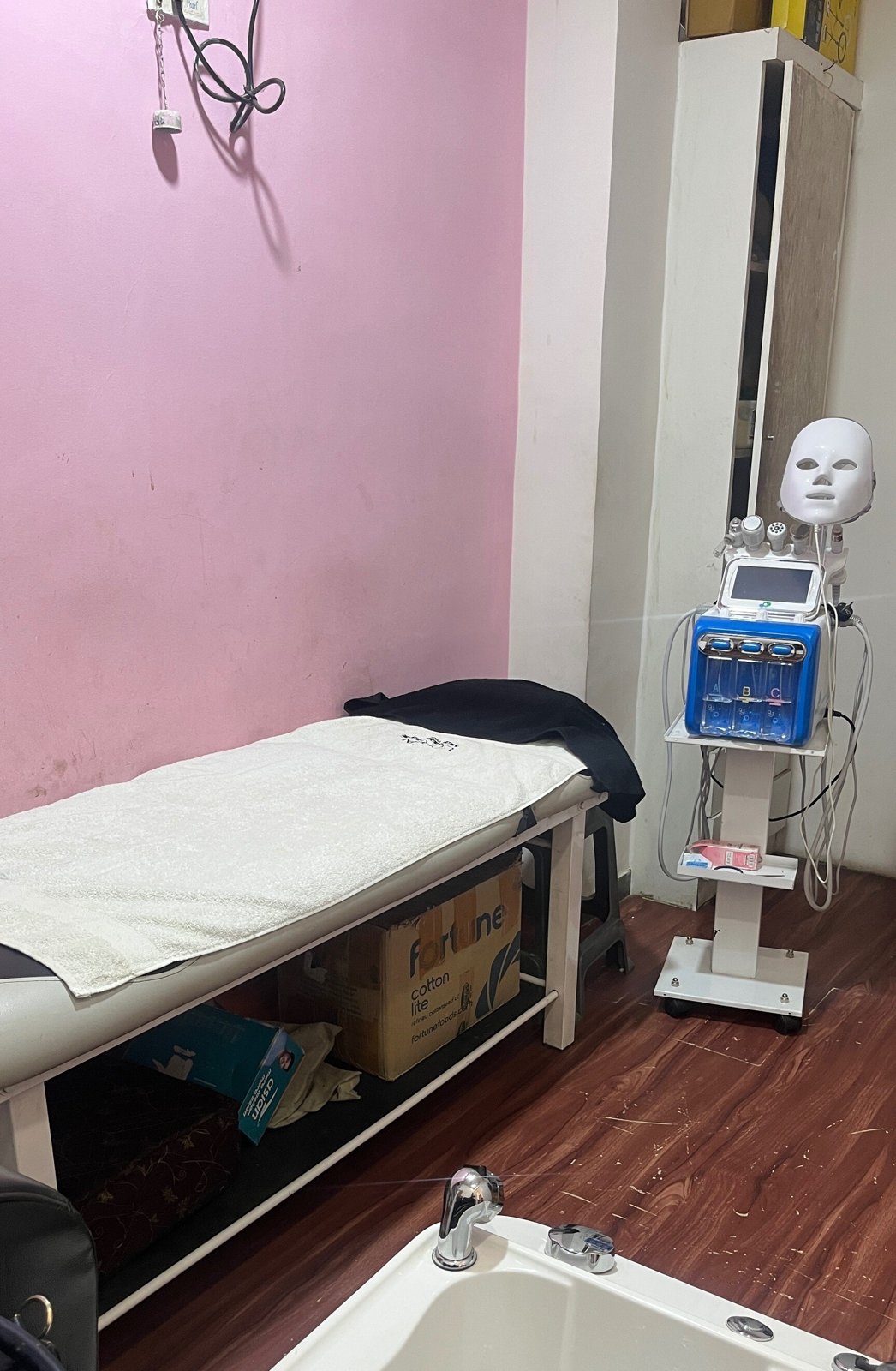 Foram's Beauty Salon & Academy
