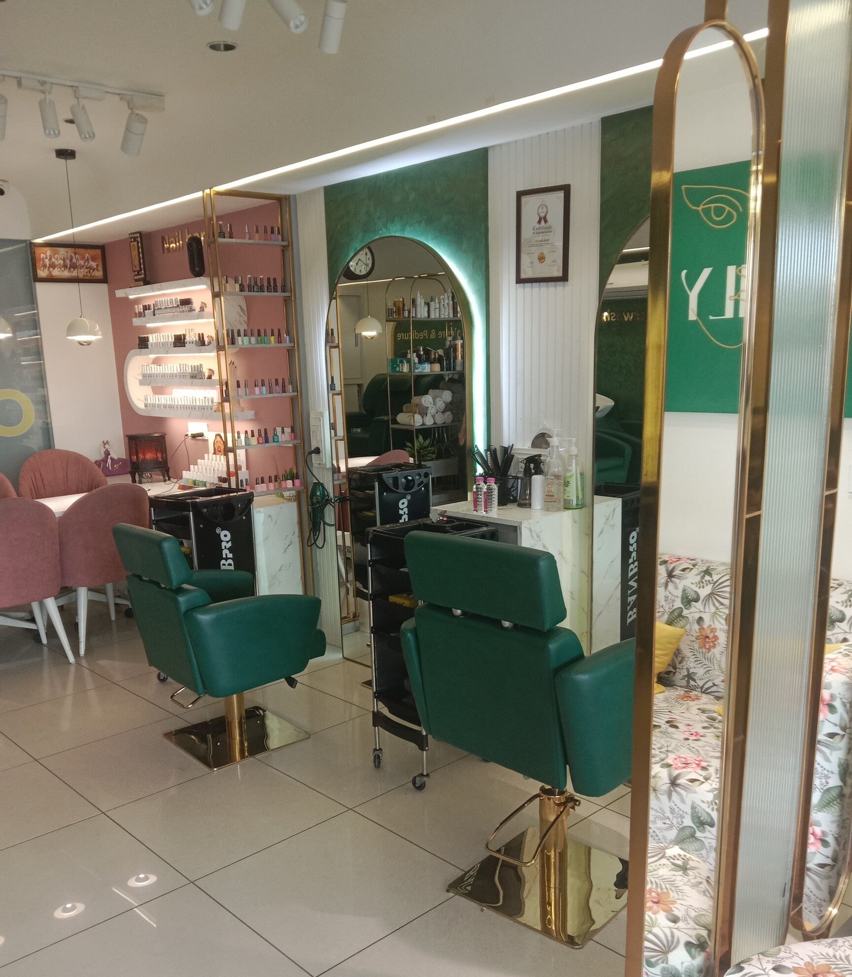 Aavo Unisex Salon