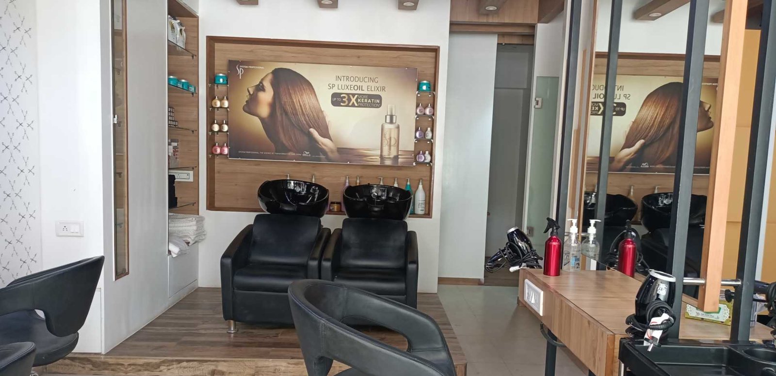 Noir Unisex Salon