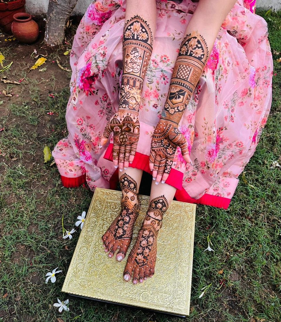 Janvi Mehndi And Nails