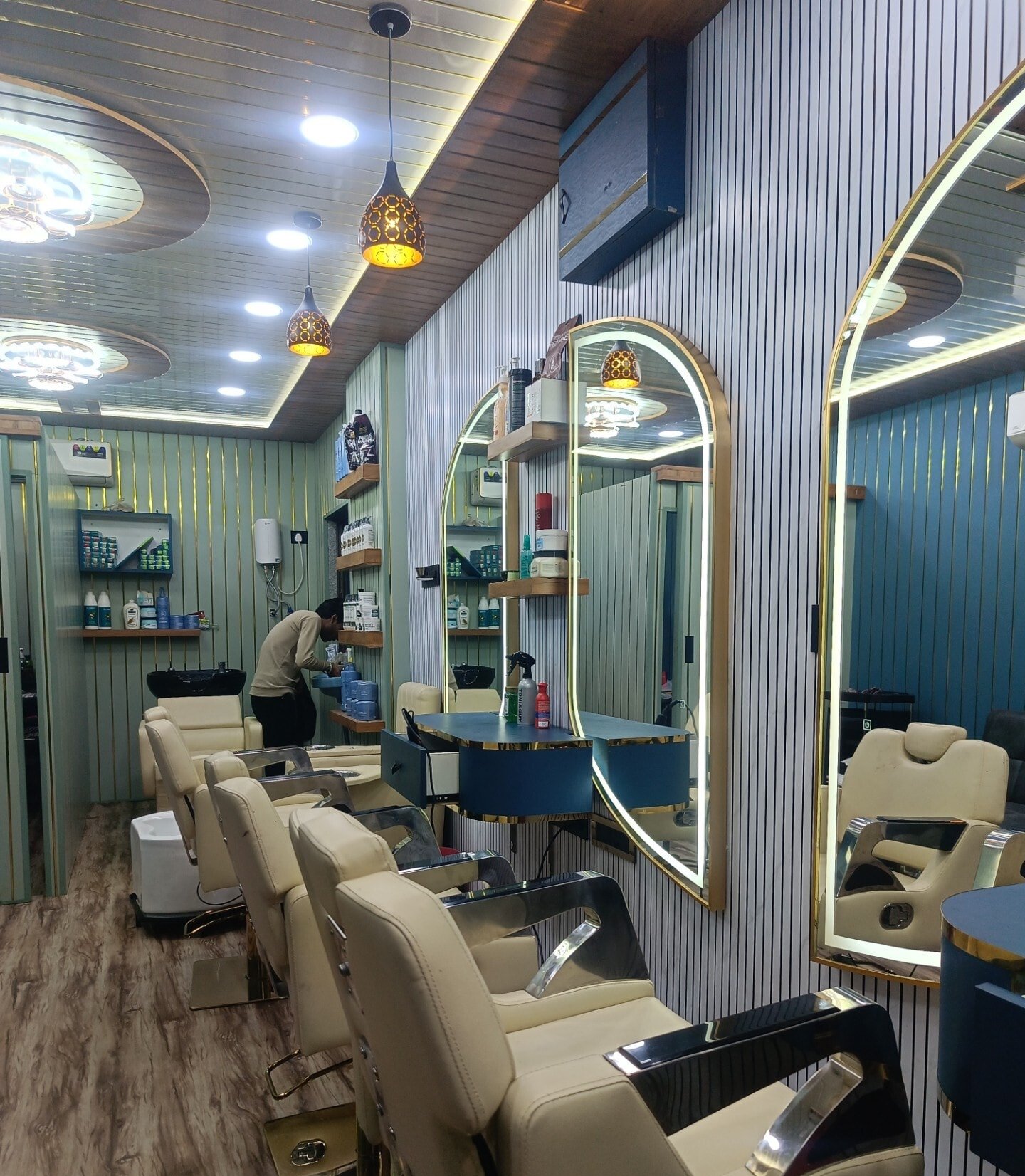 Top Most Unisex Studio Family Salon