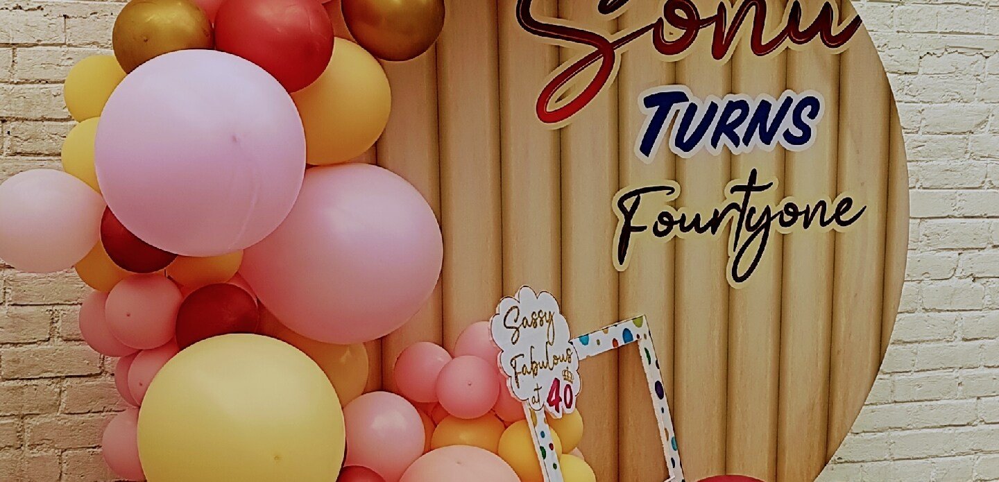 Y B Ballon And Flower Decoration