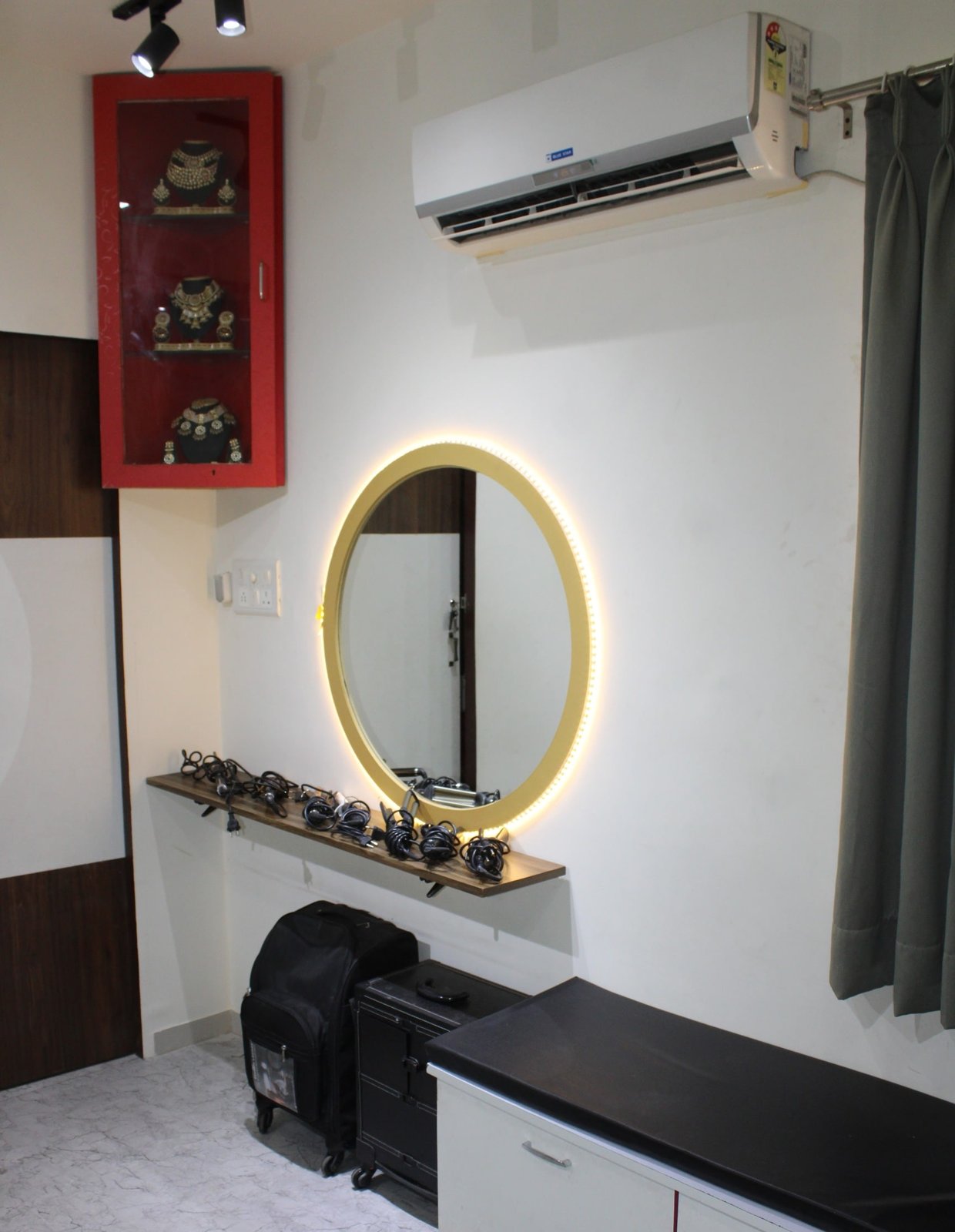 Roochies Salon - Academy & Makeup Studio