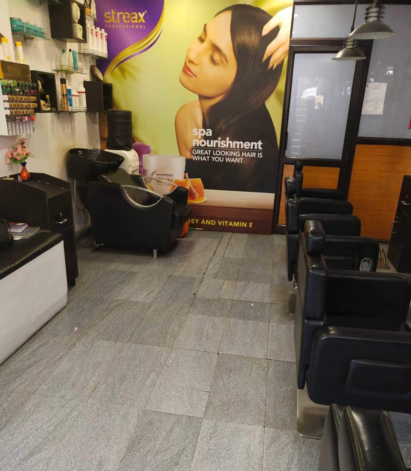 The Aamils Unisex Salon