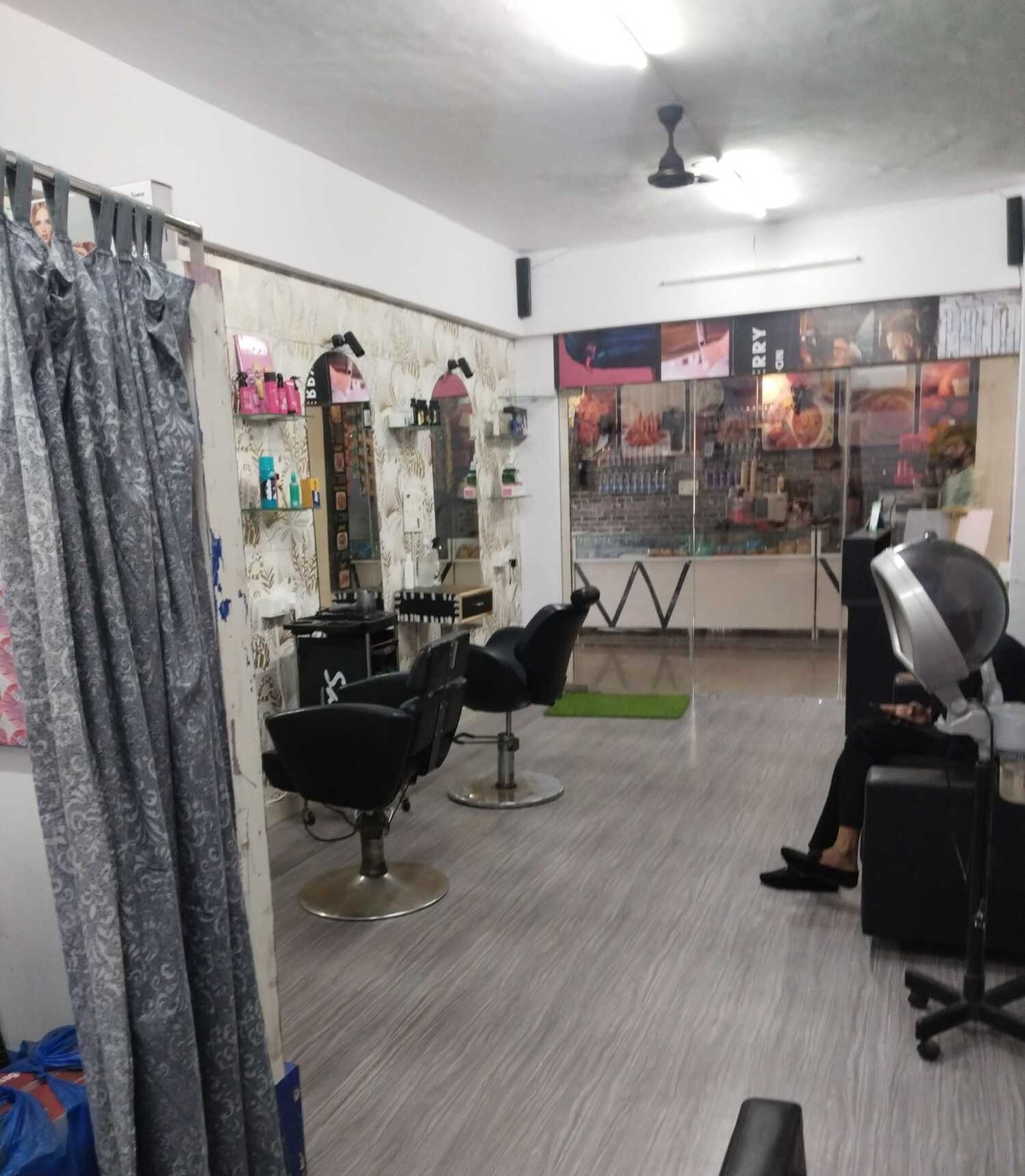 Blue & Berry Unisex Salon