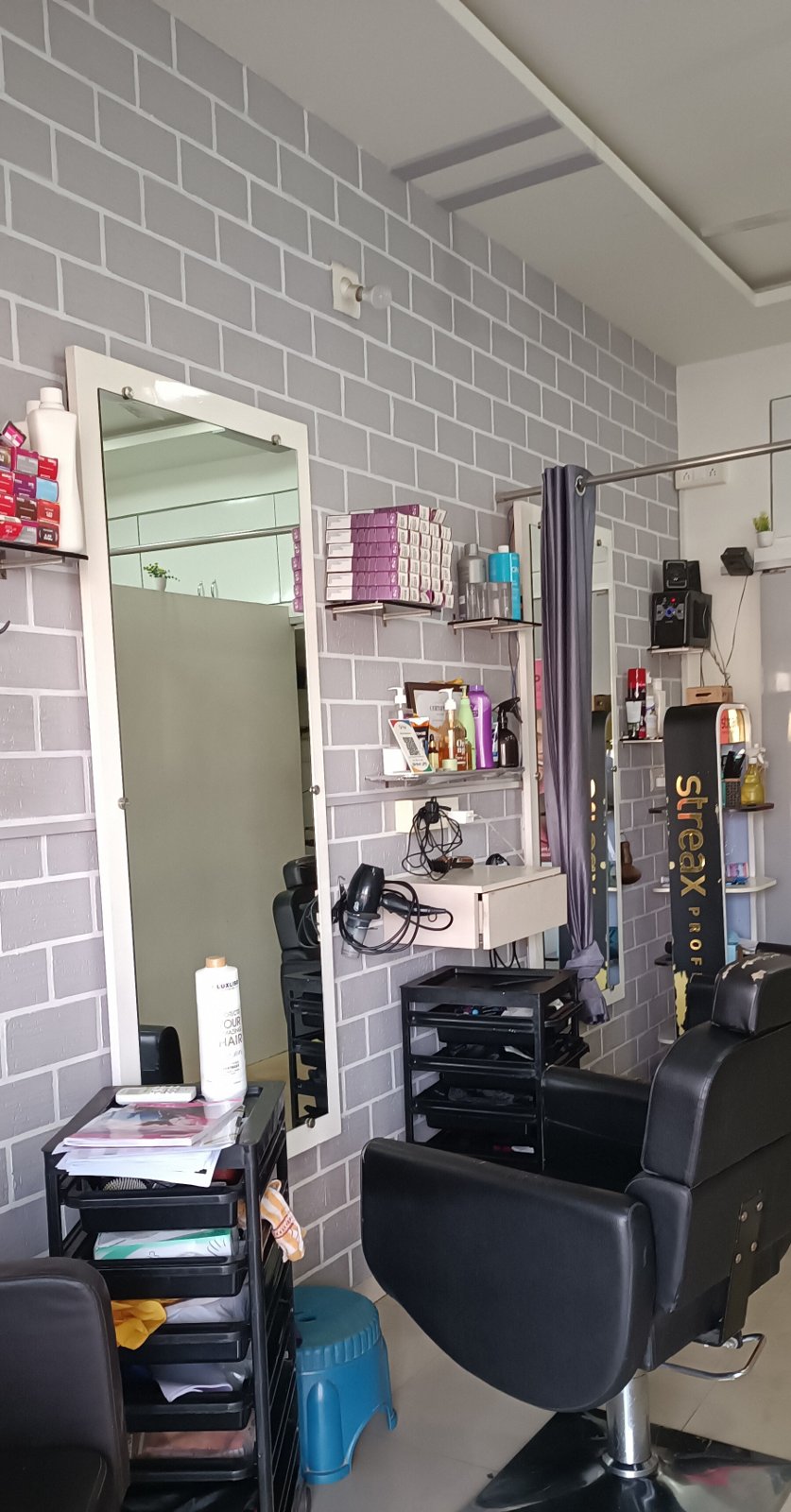 Blossom Unisex Salon The Professional