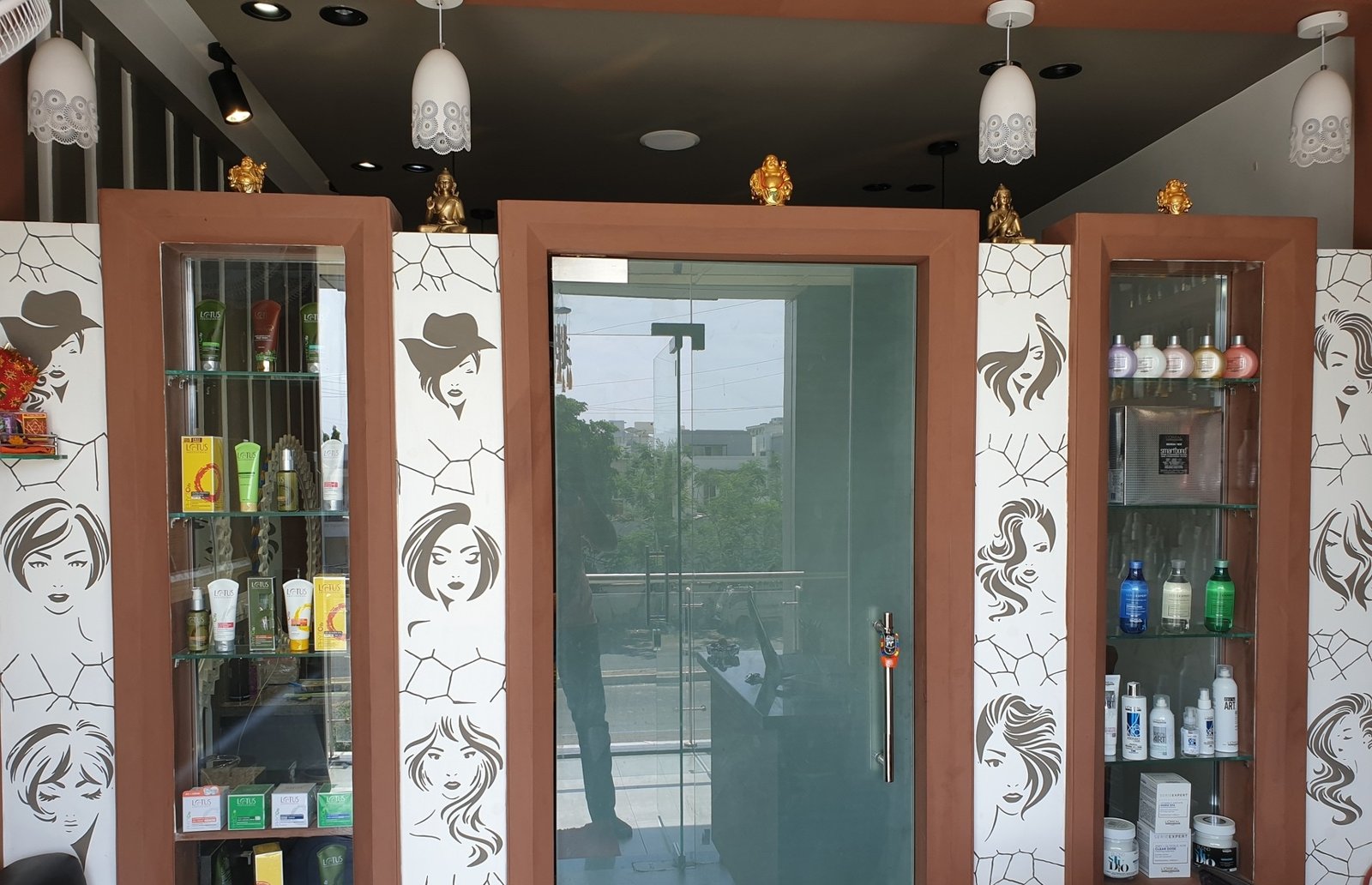 R9 Unisex Salon