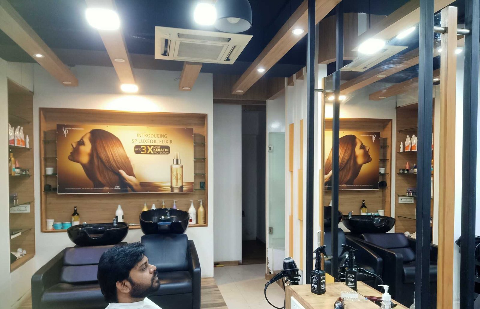 Noir Unisex Salon