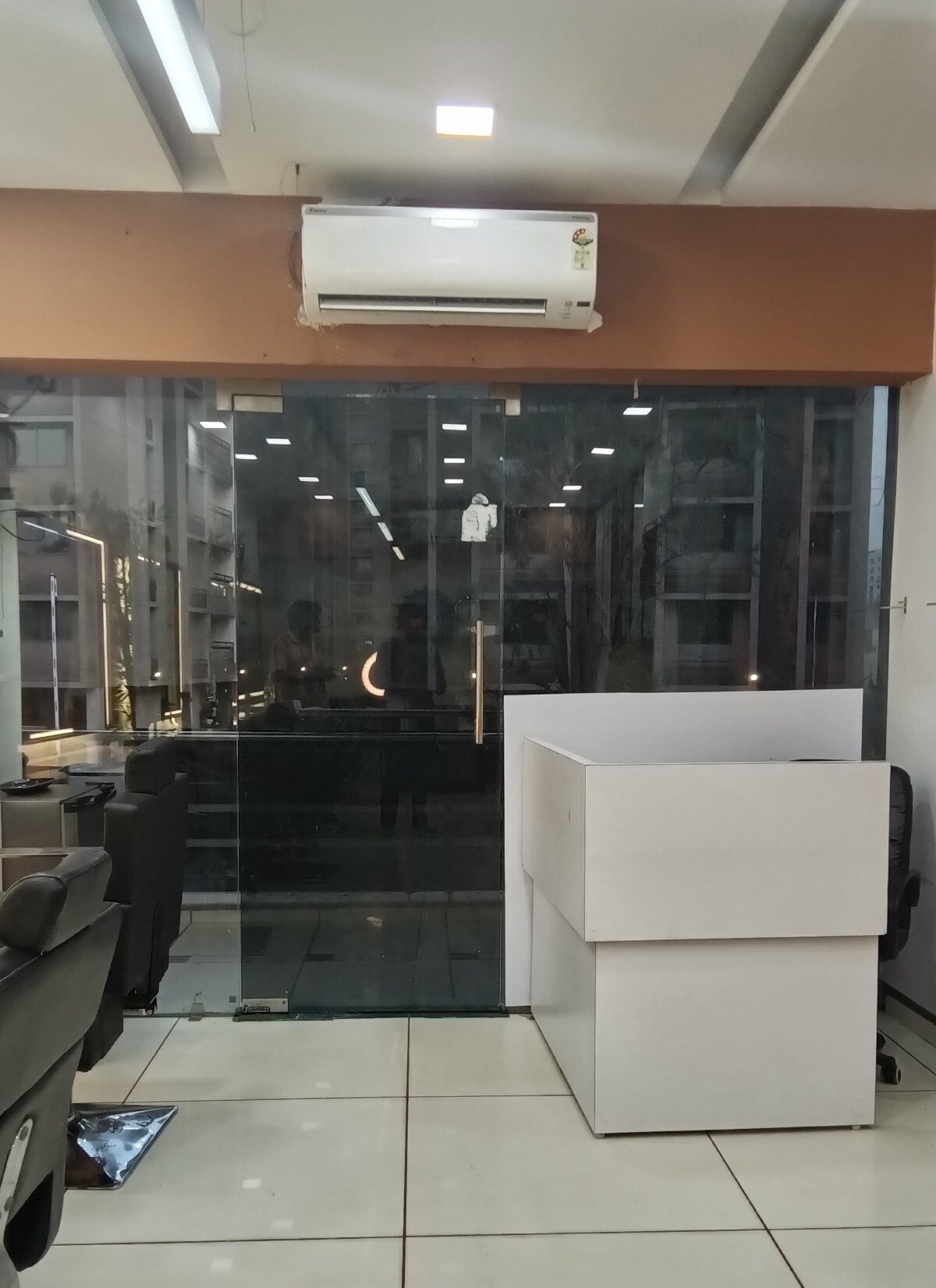The Blackk Studio Unisex Saloon