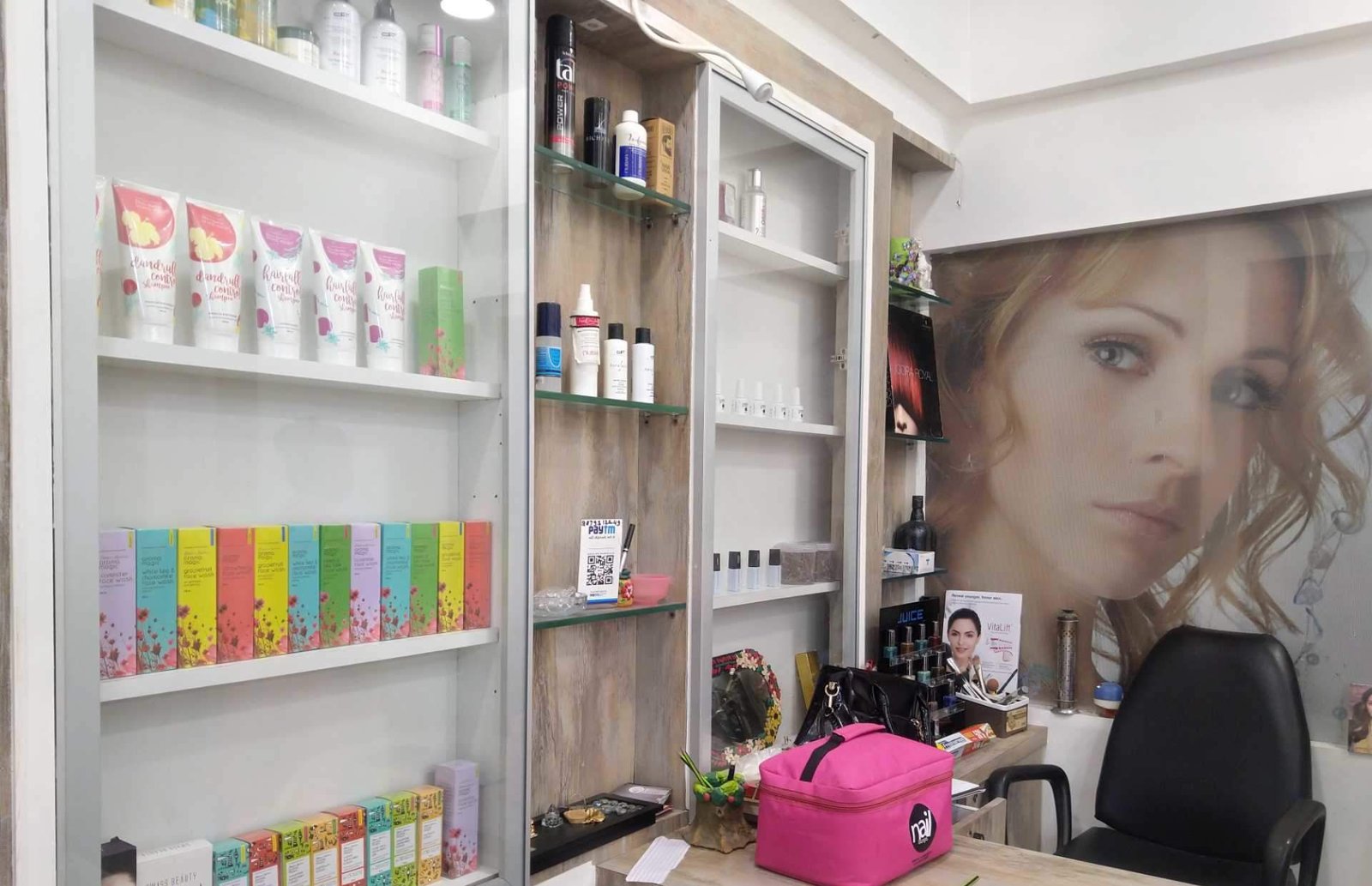 Simran Cutz & Colors