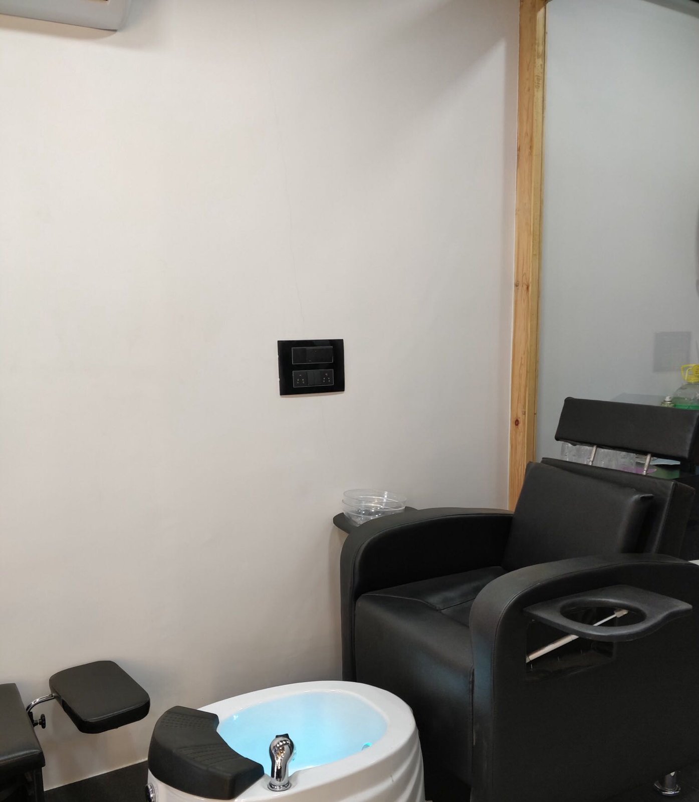 ABOUT Hair Make Up Skin Unisex Salon