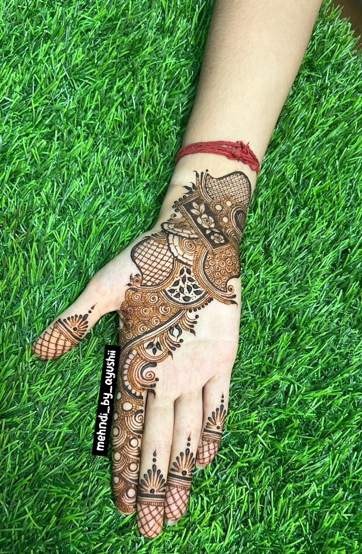 Ayushi mehndi artist