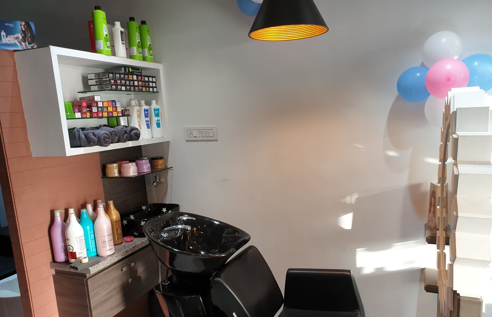 R9 Unisex Salon