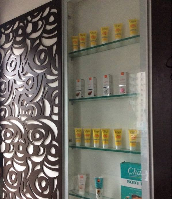 AUC Meenu Beauty Salon