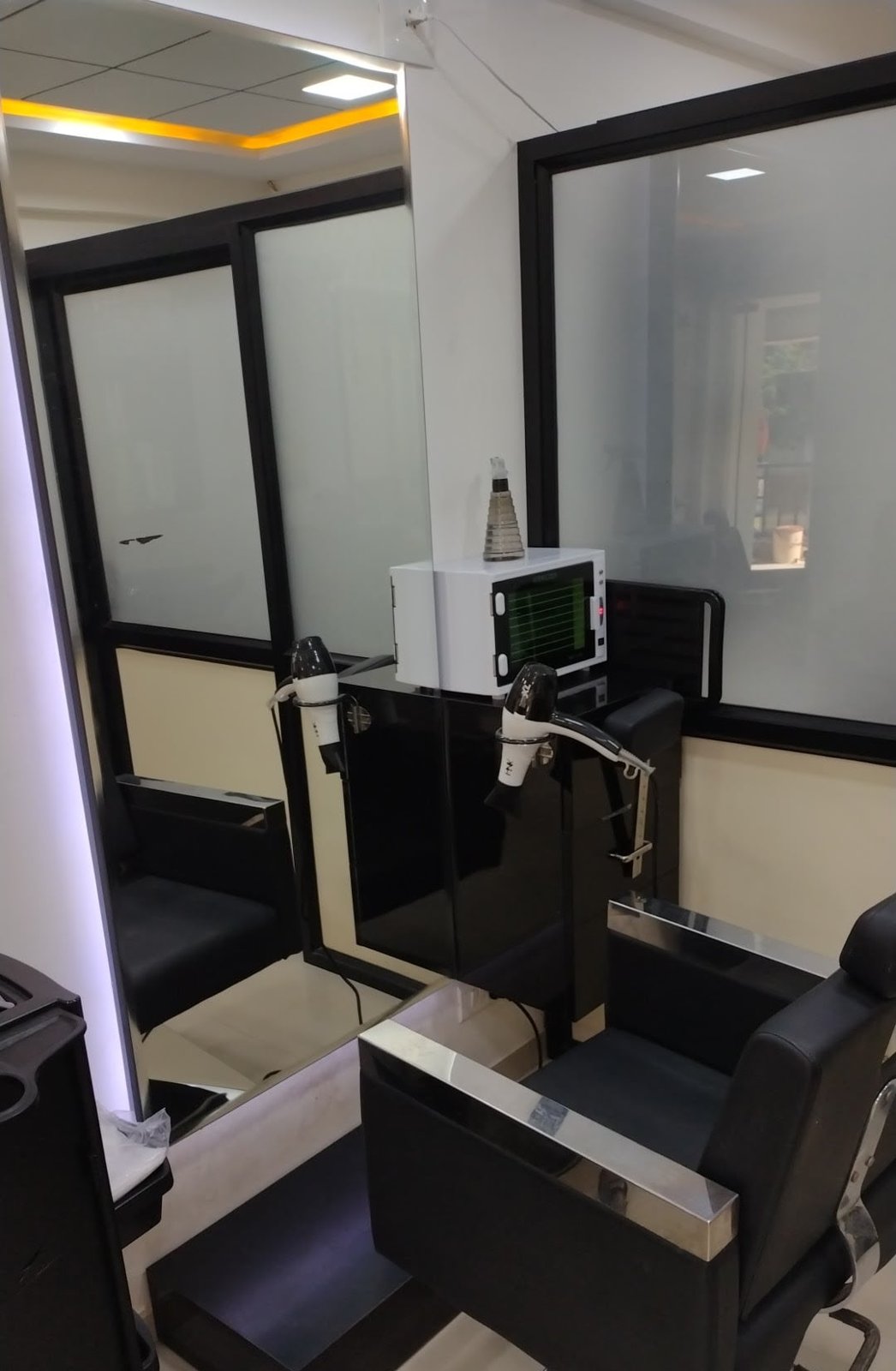 Zolly Unisex Salon