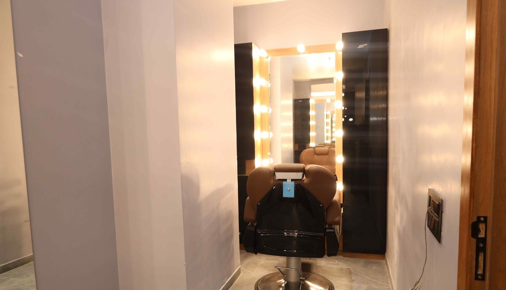 S Mira Unisex Salon