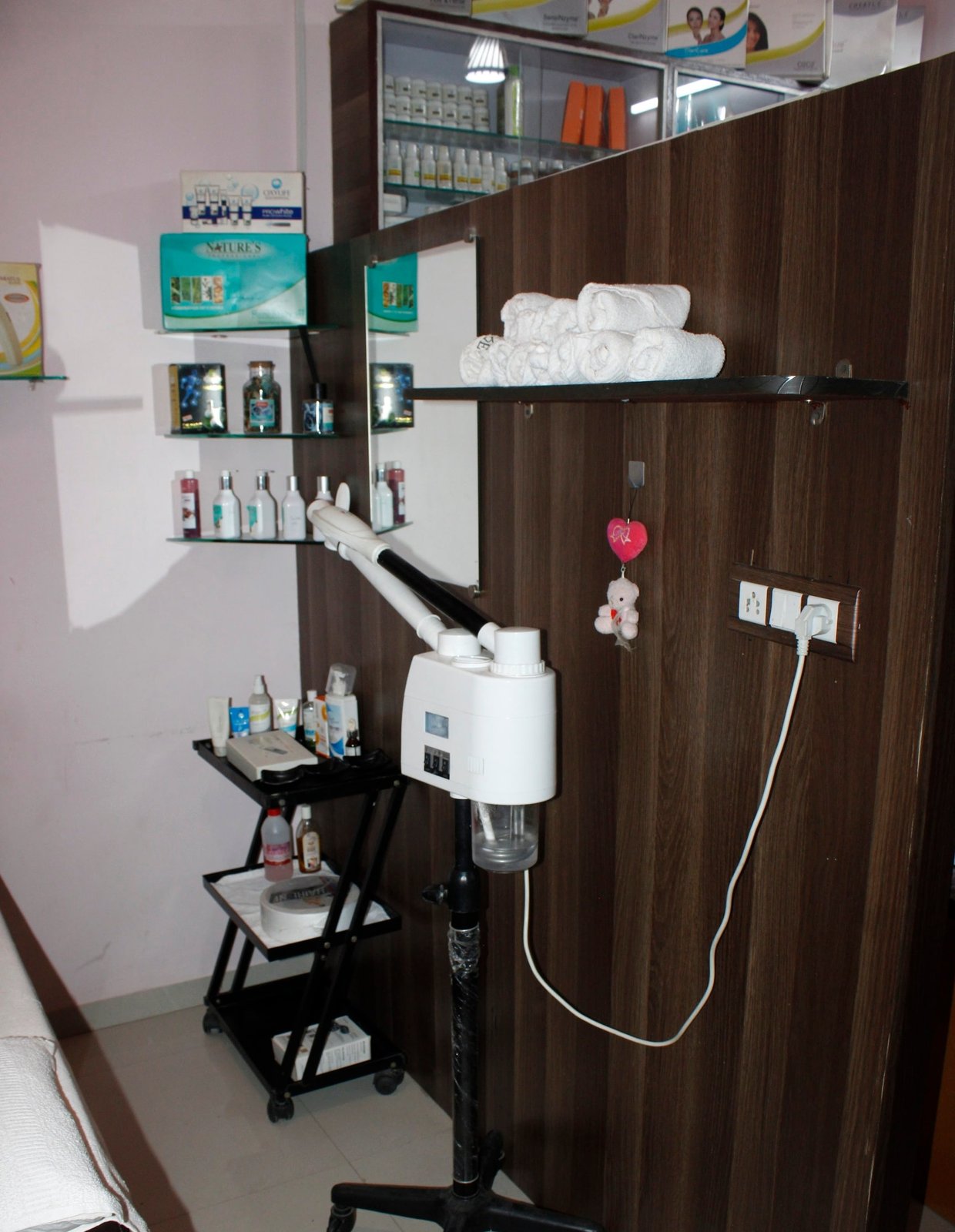 Roochies Salon - Academy & Makeup Studio