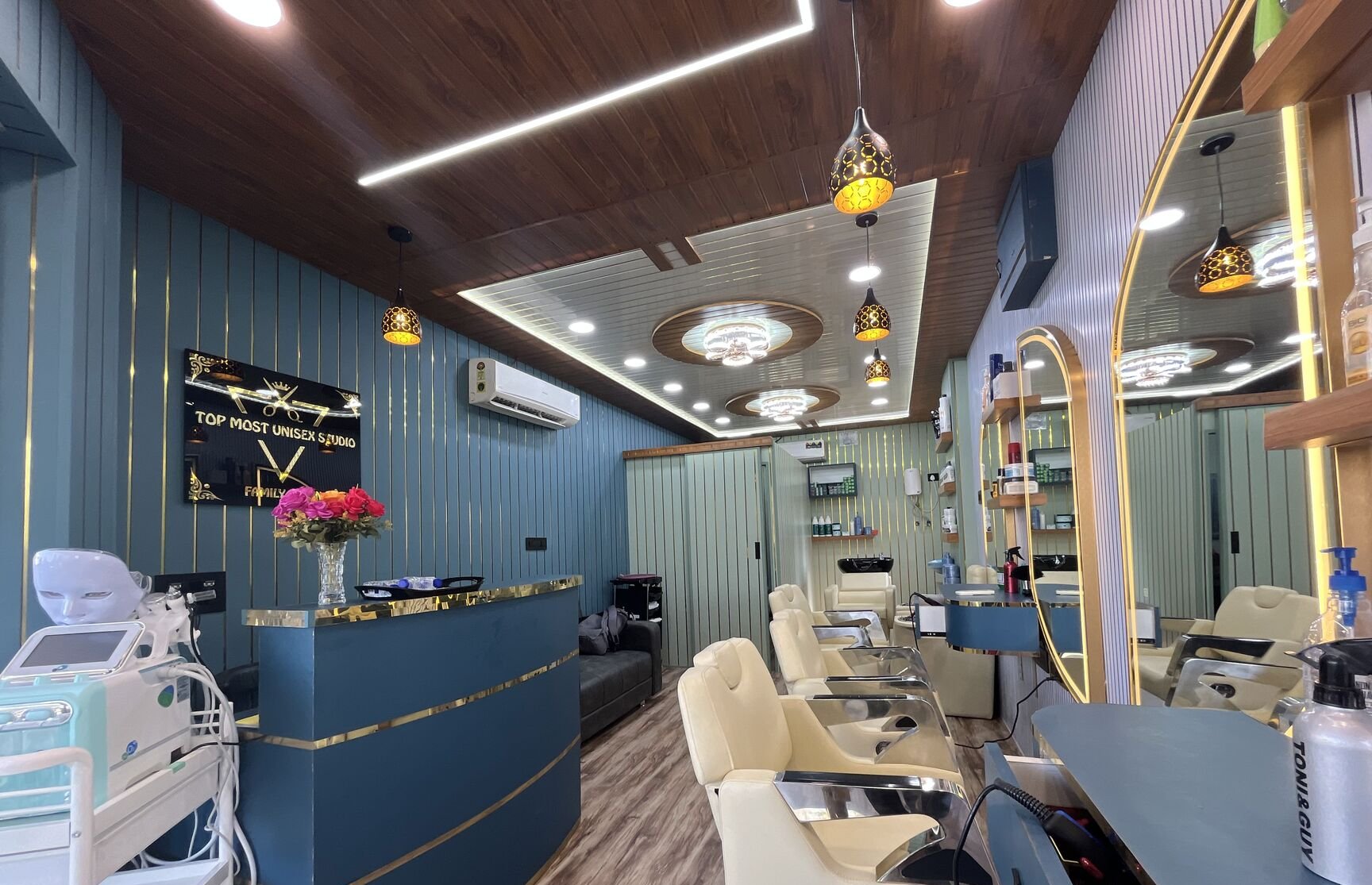 Top Most Unisex Studio Family Salon