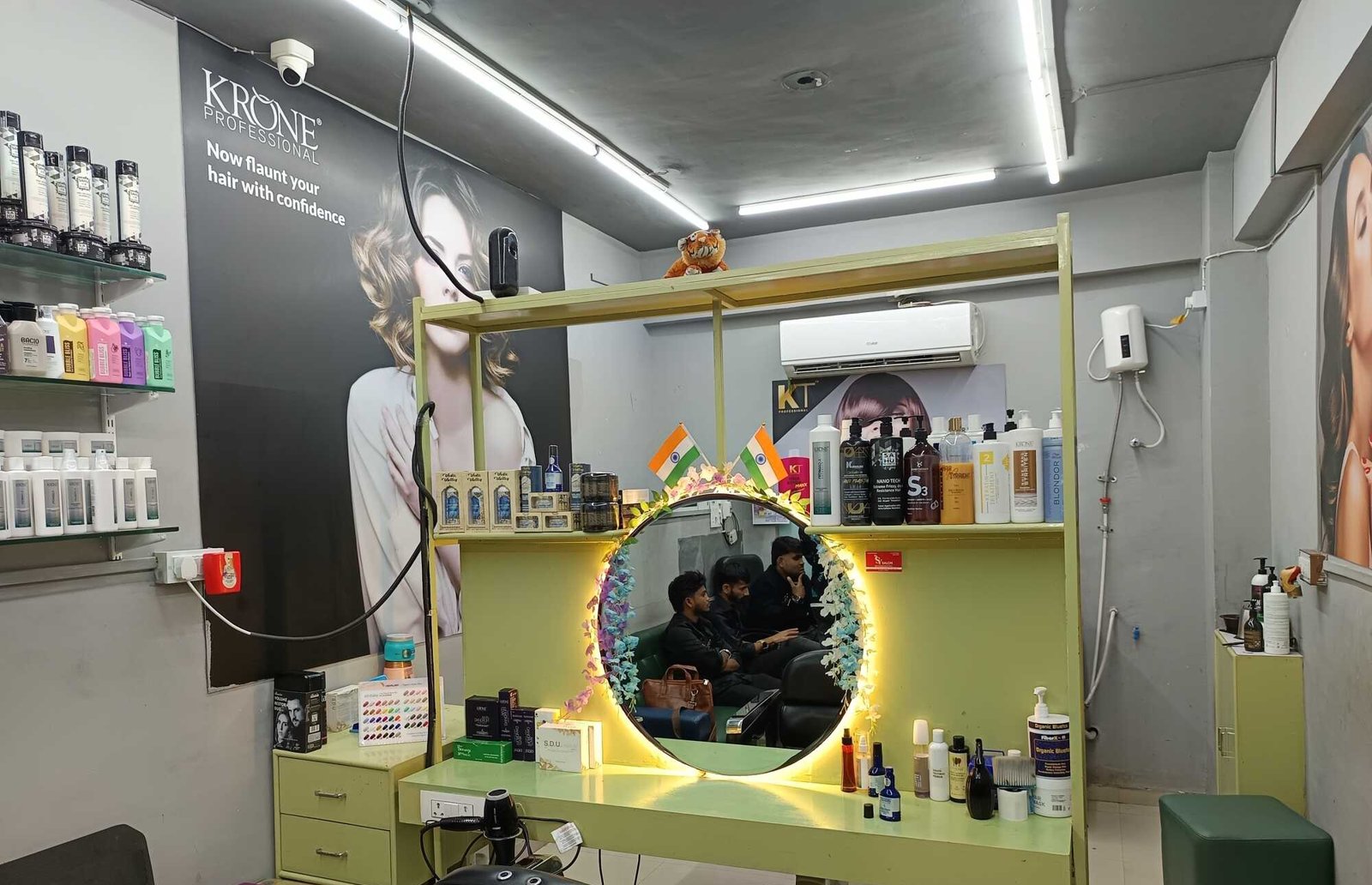 S V Unisex Salon