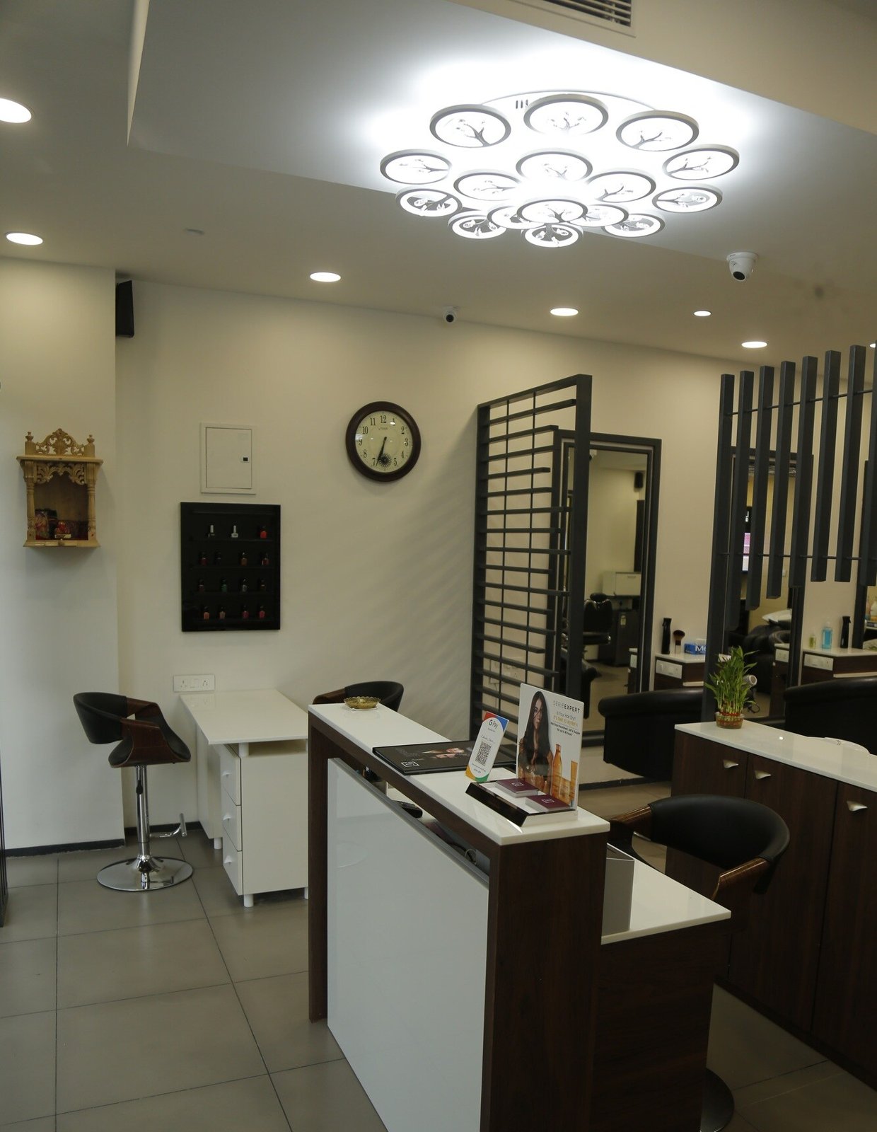 F Unisex Salon