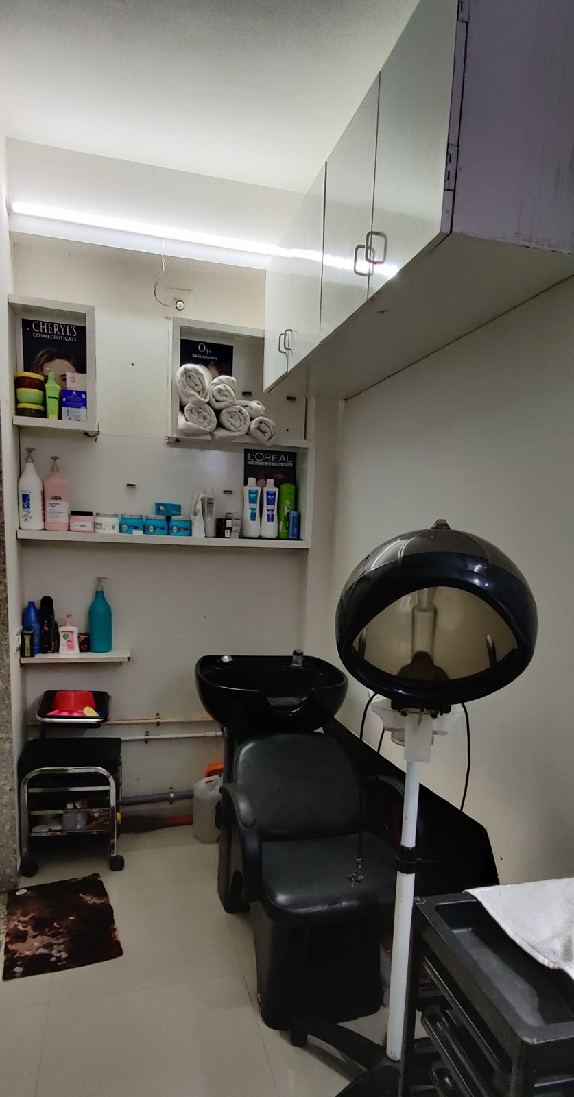 Om The Salon (Only For Ladies)