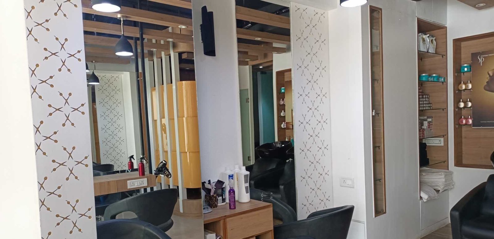 Noir Unisex Salon