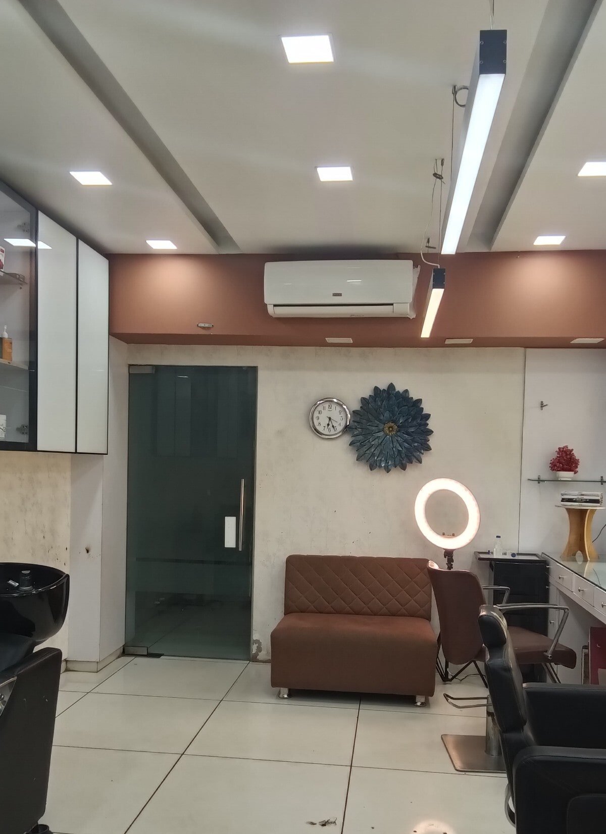 The Blackk Studio Unisex Saloon