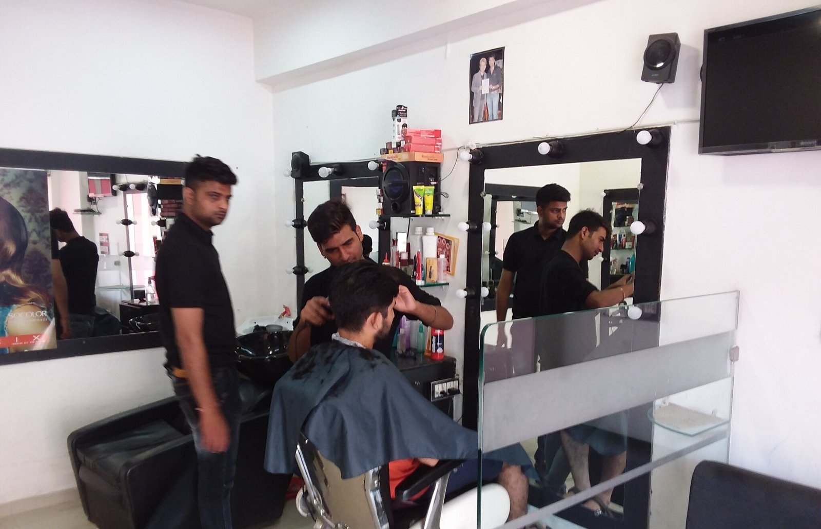 The Aamils Unisex Salon